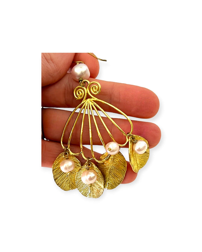 Botanic fan of pearls drop earrings for a floral look - Sundara Joon