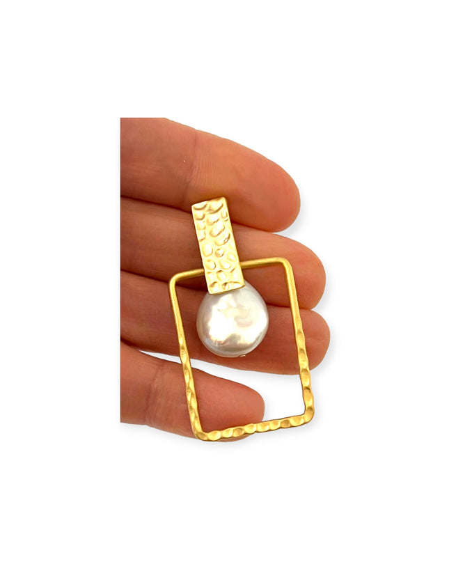 Pearl in a square earrings that deliver a modern touch - Sundara Joon